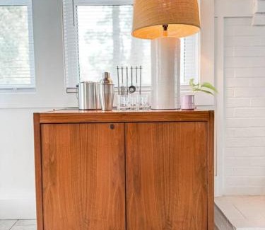 Tranquil Harbour House | Charming 1960s Cottage, 5 Min Walk to Beach and Shops