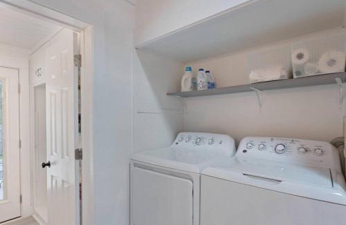 Tranquil Harbour House | Charming 1960s Cottage, 5 Min Walk to Beach and Shops