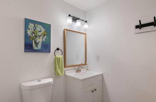 Tranquil Harbour House | Charming 1960s Cottage, 5 Min Walk to Beach and Shops