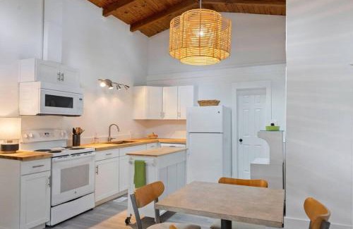 Tranquil Harbour House | Charming 1960s Cottage, 5 Min Walk to Beach and Shops