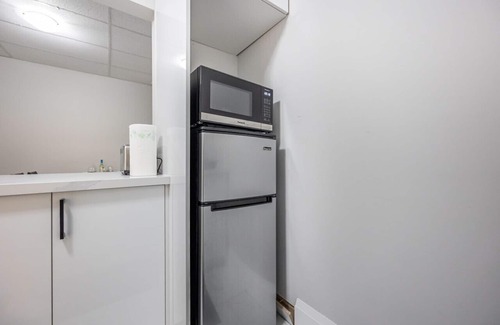 Downtown Niagara Falls Apartment | Charming 1BD Getaway - Unwind Near Niagara Falls