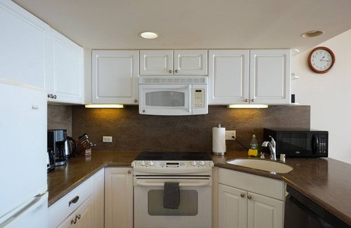 Waikiki Condo | Charming 1Bedroom - Surfing, Sunset, Yacht, Firework Ocean View!