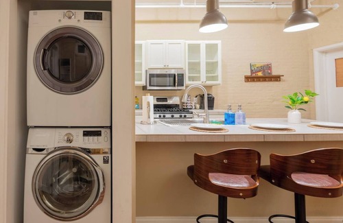 Albany Apartment | Charming 1BR Albany retreat w/parking & full kitchen, near MVP Arena, Washington Park & dining