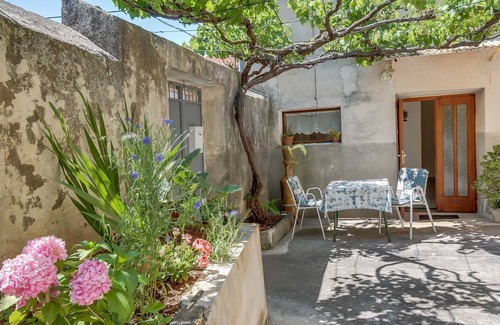Veli Losinj Apartment | Charming 1BR Apartment for Two with Pet-Friendly Touch