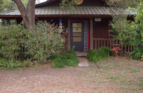 St. Augustine Beach Cottage | CHARMING 2/2 COTTAGE JUST A SHORT WALK TO THE BEACH/PET FRIENDLY/WIFI