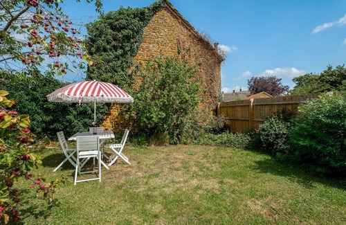 Adderbury House | Charming 2 Bed Cottage in the Heart of Adderbury | Pass the Keys