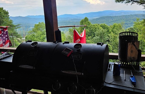 West Jefferson Cabin | Charming 2+-bedroom cabin in marvelous West Jefferson with incredible views