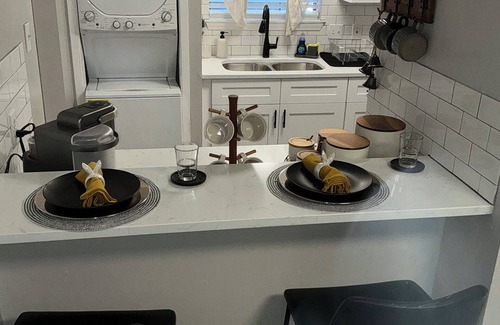 Uptown Apartment | Charming 2-bedroom apartment in Pleasant Alamo Heights with AC, WiFi