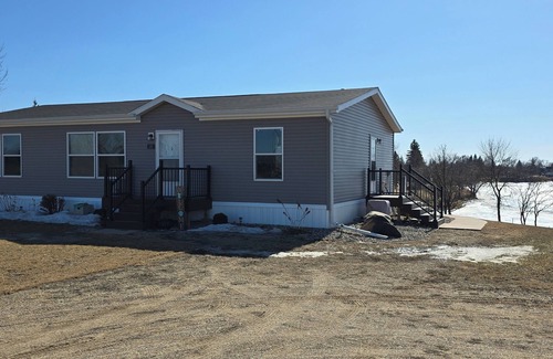 Underwood House | Charming 2-bedroom 2 bath home on 1.33 acres with WiFi, AC in quaint Underwood