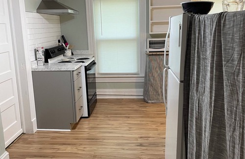 Lexington Apartment | Charming 2-bedroom apartment with short walk to downtown and Universities