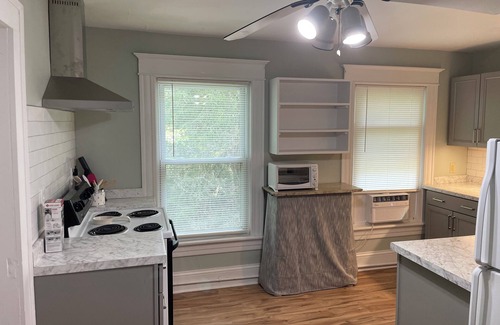 Lexington Apartment | Charming 2-bedroom apartment with short walk to downtown and Universities