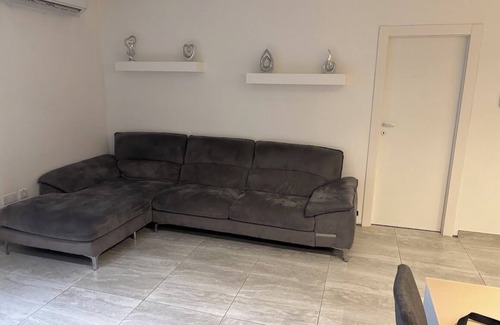 Tarxien Apartment | Charming 2-bedroom apartment with WiFi, AC in beautiful Ħal Tarxien