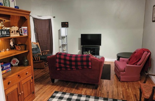 Buffalo Apartment | Charming 2-bedroom apartment near the Niagara River off of Niagara Ave