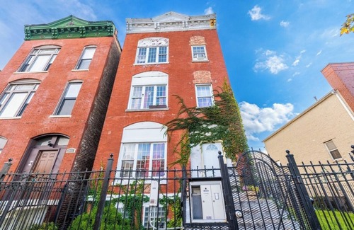 East Garfield Park Apartment | Charming 2-bedroom apartment in hip Chicago