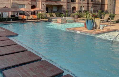 Greenway Plaza-Upper Kirby Apartment | Charming 2-bedroom apartment in Houston with WiFi and AC