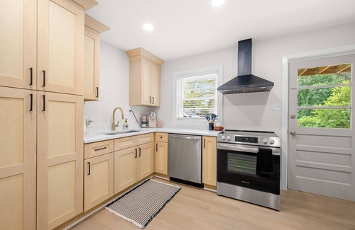 Roswell Apartment | Charming 2-bedroom apartment in lovely downtown Roswell.
