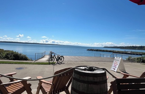 South Main Street Apartment | Charming 2-bedroom apartment in delightful Geneva,walking distance to downtown.