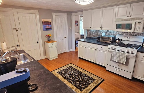 Woburn Apartment | Charming 2-bedroom apartment with WiFi, AC near Boston