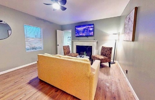 Fair Heights Apartment | Charming 2-bedroom apartment in lovely Tulsa with WiFi, AC