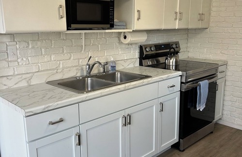 Melrose Cottage | Charming 2-bedroom cottage in fantastic Longmeadow with AC, WiFi & fenced yard