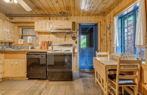 Cascade Cabin | Charming 2-bedroom cabin in gorgeous Cascade with Wifi and hot tub