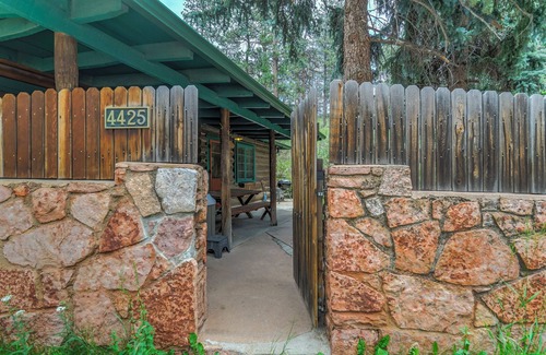 Cascade Cabin | Charming 2-bedroom cabin in gorgeous Cascade with Wifi and hot tub