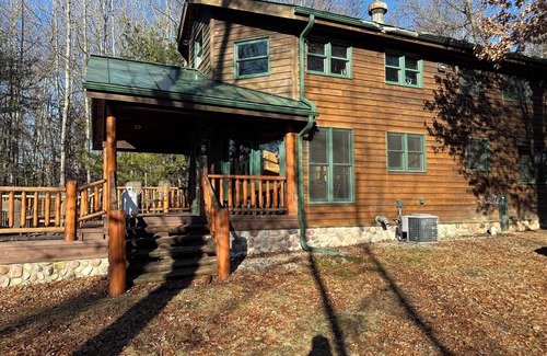 Krakow Cabin | Charming 2 bedroom cabin with WiFi, AC in brilliant Gillett