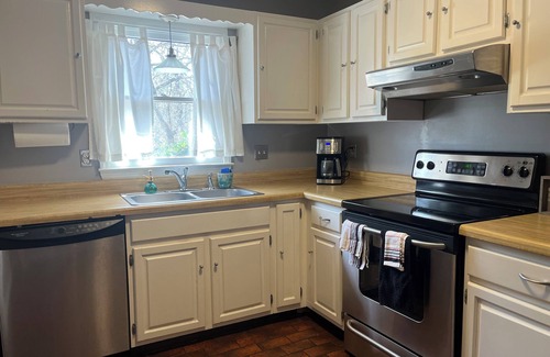 Athens Condo | Charming 2-bedroom condo off Lumpkin