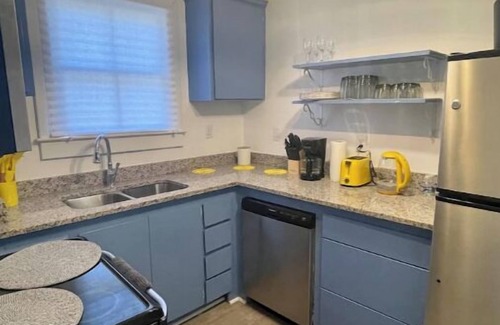 Dixon Park Cottage | Charming 2-bedroom cottage in lovely Savannah with WiFi, AC