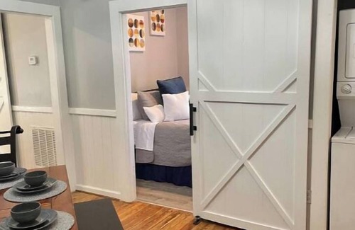 Dixon Park Cottage | Charming 2-bedroom cottage in lovely Savannah with WiFi, AC