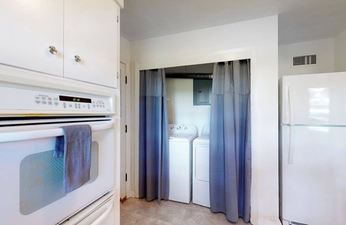 Parkside House | Charming 2-bedroom cottage on Daffin Park in beautiful Savannah with WiFi, AC