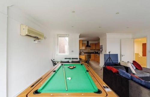 Cathedrals Apartment | Charming 2-bedroom duplex penthouse with AC and WiFi in fabulous London Bridge