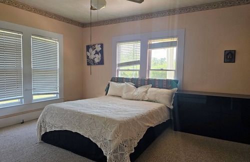 Hull Other | Charming 2-bedroom farmhouse in Saratoga with WiFi and AC on 5-acre gated lot