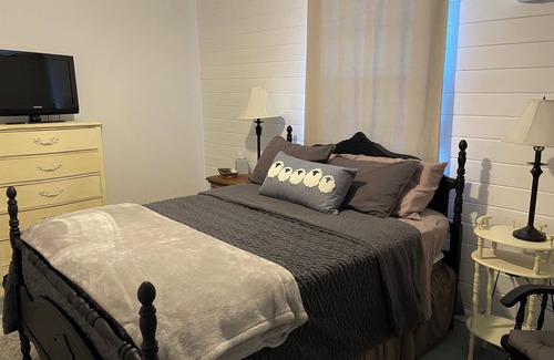 Eastabuchie Other | Charming 2-bedroom farmhouse in Sumrall with WiFi and AC