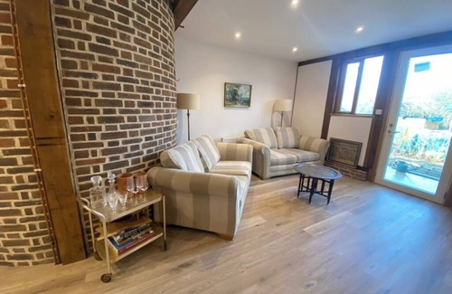 Newmarket House | Charming 2-bedroom barn in Weston Green with WiFi