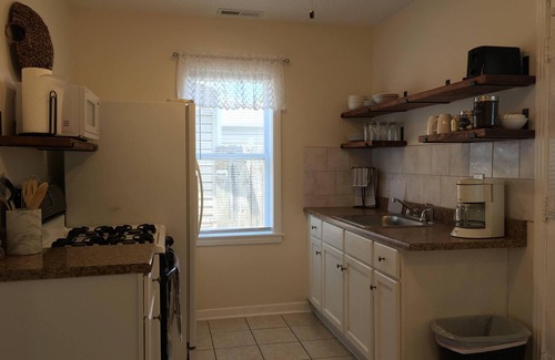 Hutchinson House | Charming 2-bedroom house in Hutchinson with WiFi and AC