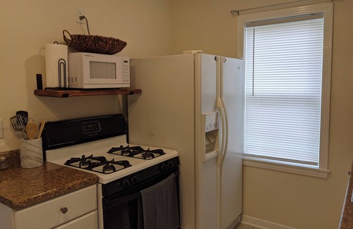 Hutchinson House | Charming 2-bedroom house in Hutchinson with WiFi and AC