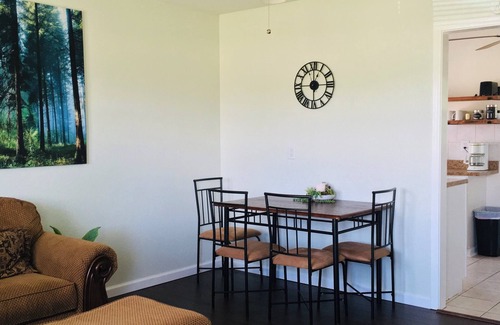 Hutchinson House | Charming 2-bedroom house in Hutchinson with WiFi and AC