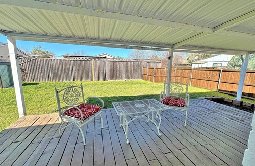 The Colony House | Charming 2-bedroom house in The Colony with WiFi, AC
