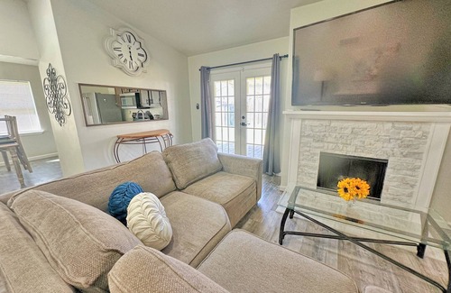 The Colony House | Charming 2-bedroom house in The Colony with WiFi, AC