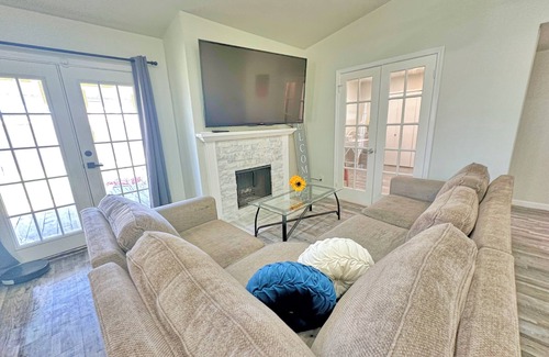 The Colony House | Charming 2-bedroom house in The Colony with WiFi, AC