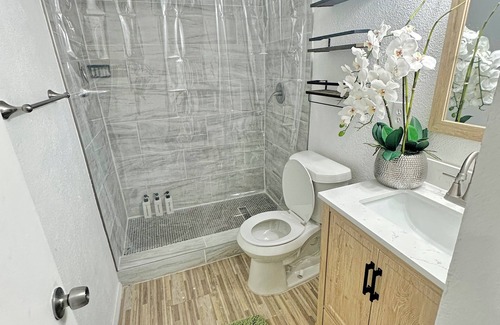 The Colony House | Charming 2-bedroom house in The Colony with WiFi, AC