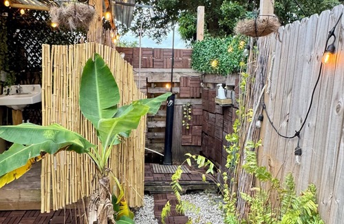 Driftwood House | Charming 2-bedroom house in wonderful Hollywood with AC