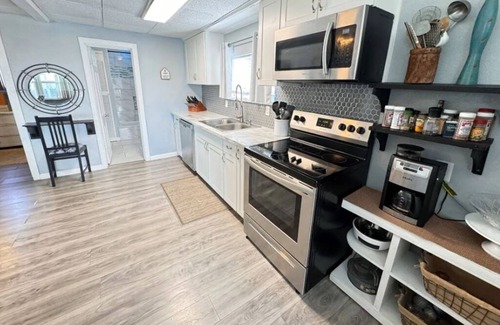 Cedar Lane House | Charming 2-bedroom house with AC and WiFi in Bay City