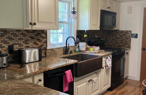 Boardman House | Charming 2-bedroom house, 1st floor, with AC, WiFi in Canfield with EV plug in.