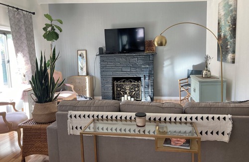 North Fremont Street House | Charming 2-bedroom house, Beach Bungalow Style, WiFi, Sleeps 5