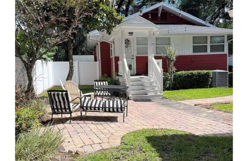 College Park House | Charming 2-bedroom house with WiFi, AC in vibrant College Park, Orlando
