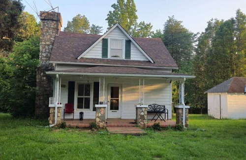 Ridgeway Cottage | Charming 2-bedroom house with WiFi is a cozy place