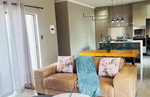 Douglasdale House | Charming 2-bedroom house in Sandton with WiFi, AC