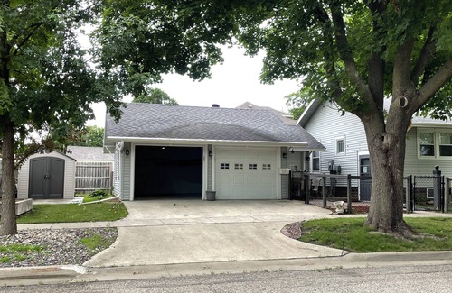 Algona House | Charming 2-bedroom house in delightful Algona with WiFi, AC,